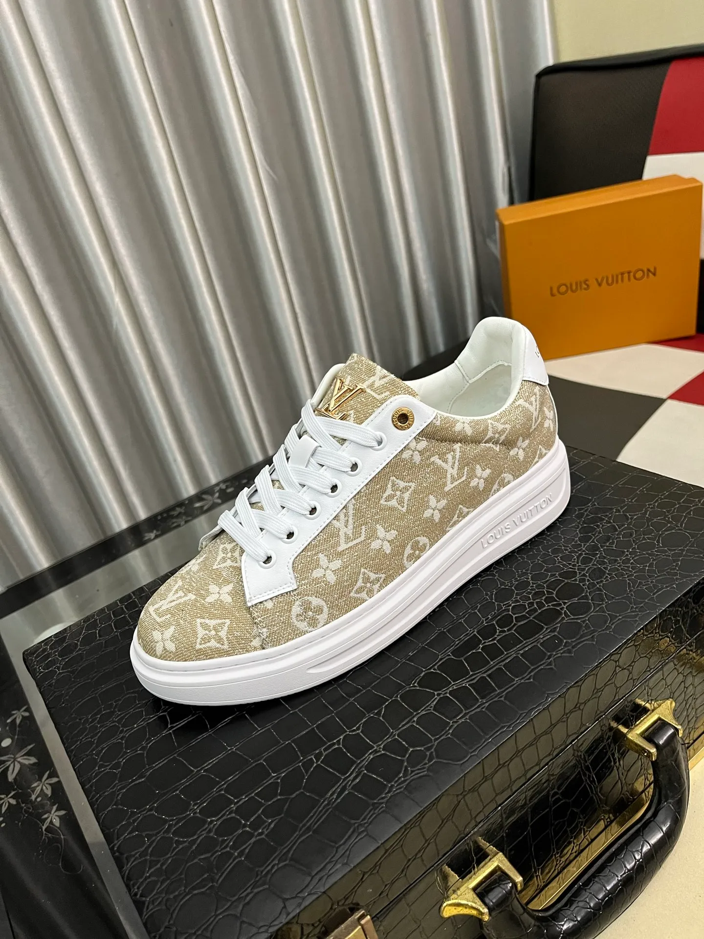 Men's shoes 💰400⌚️⌚️LV Louis Vuitton. The latest trendy casual shoes are popular in physical stores in sizes 38-44. New spring and summer comfortable imported custom original cowhide, unique jacquard fabric element design. Paired with sheepskin lining, Lv original bottom, [taiyang][taiyang] high-end packaging and high quality💪Details determine the quality, you can enter and leave the counter at will, welcome to compare🇮🇹